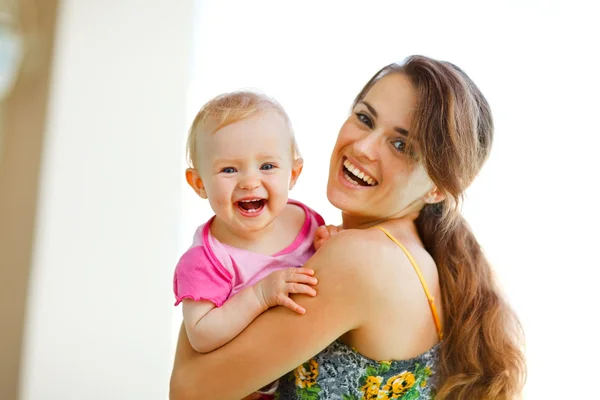 Anne ve bebek gülen portre — Stok fotoğraf