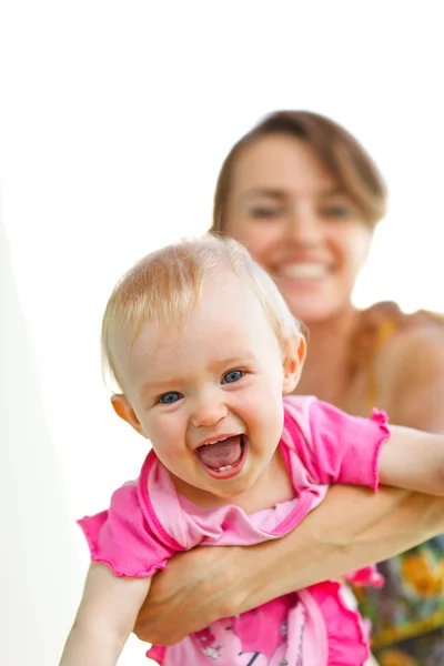 Fröhliches Baby spielt mit Mutter — Stockfoto