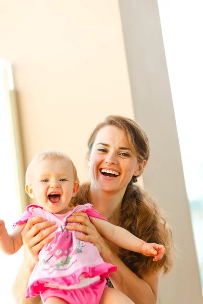 Portrait of smiling mother and baby — Stock Photo, Image