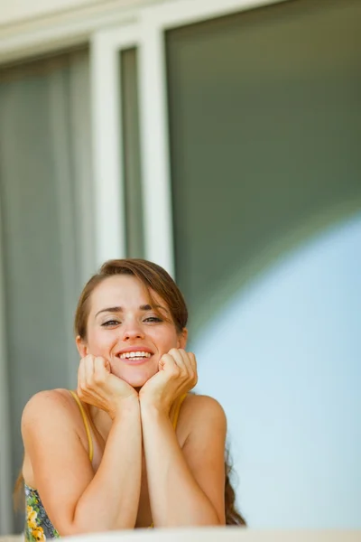 Портрет молодой женщины, сидящей на террасе — стоковое фото