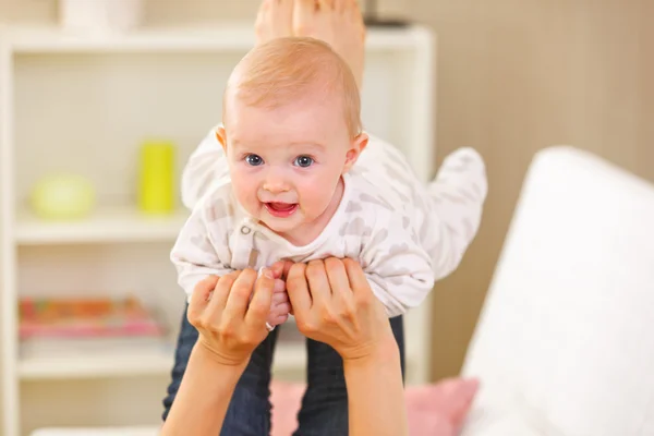 Baby spielt mit Mutter zu Hause — Stockfoto