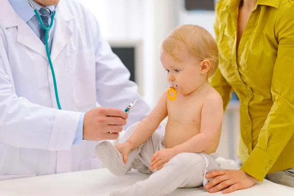 Bebé siendo revisado por el pediatra médico usando estetoscopio —  Fotos de Stock