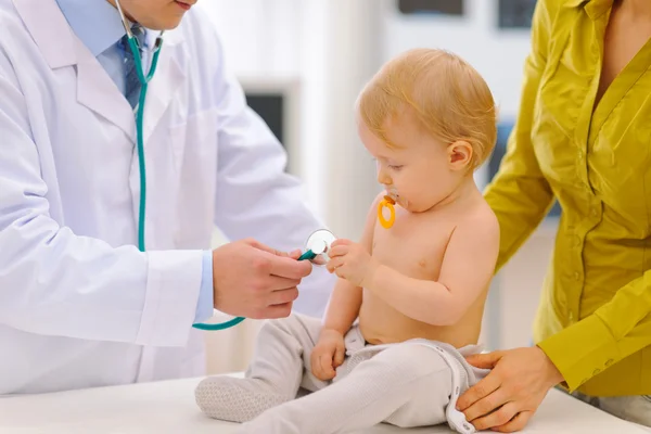 Ребенок проходит обследование у педиатра при помощи стетоскопа — стоковое фото