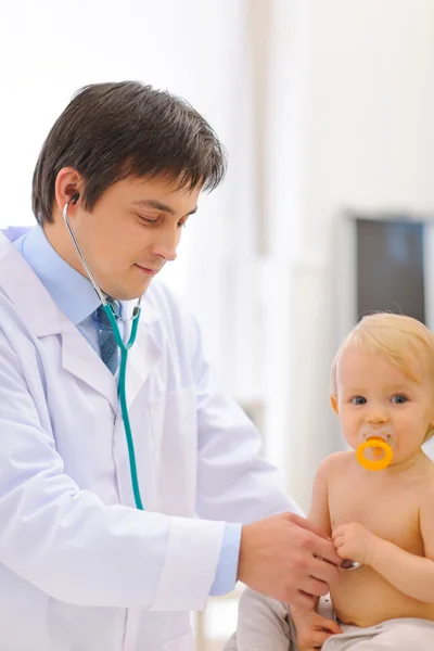 Bebé siendo revisado por el pediatra médico usando estetoscopio — Foto de Stock