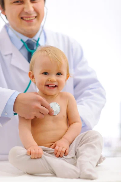 Ребенка проверяет врач-педиатр, используя стетоскоп — стоковое фото