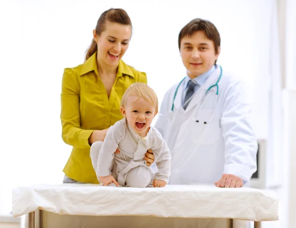 Ritratti di madre, bambino e medico pediatrico — Foto Stock