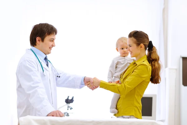 Mother thanked pediatrician doctor for examination of baby — Stock Photo, Image
