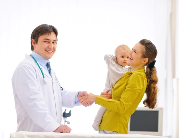 Madre agradeciendo pediatra médico para el examen del bebé — Foto de Stock
