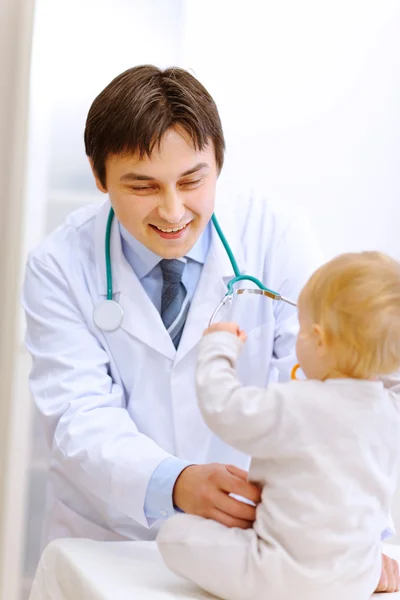 Médico pediátrico tratando de examinar al bebé — Foto de Stock