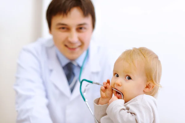 Портрет заинтересованного ребенка со стетоскопом и педиатрическим доктором — стоковое фото