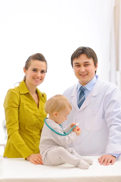 Портрет лікаря-педіатра і матері з дитиною на огляді — стокове фото
