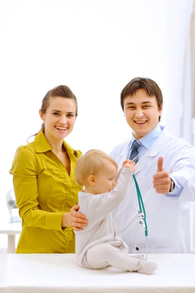 Retratos de bebê, mãe e médico pediátrico mostrando polegares para cima — Fotografia de Stock