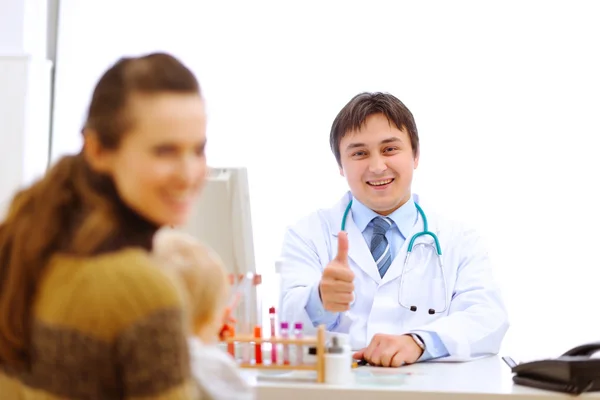 Pediatric doctor having consultation with mother with baby — Stock Photo, Image