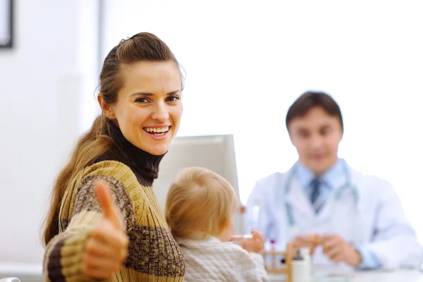 Mother with baby on consultation at pediatrician cabinet — Stock Photo, Image