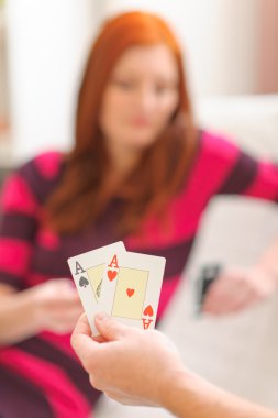 elleri ile oyun kağıdı ve arka planda kadın portre