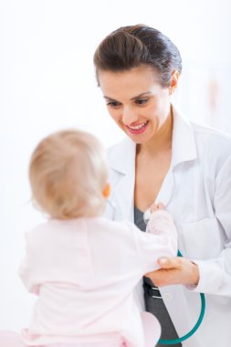 Pediatrik doktor incelemek bebek