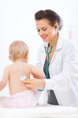 Pediatrik doktor incelemek bebek stetoskop kullanarak
