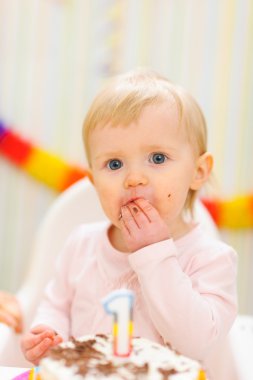 ilk doğum günü pastası yemek yemek bulaşmış bebek portresi