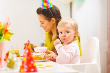 ilk doğum günü kutlama parti anne ve bebek