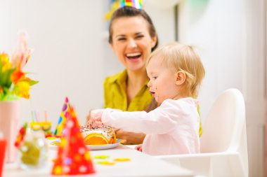 Bebek annesiyle ilk doğum günü kutluyor