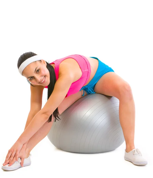 Chica delgada haciendo ejercicios en la pelota de fitness —  Fotos de Stock