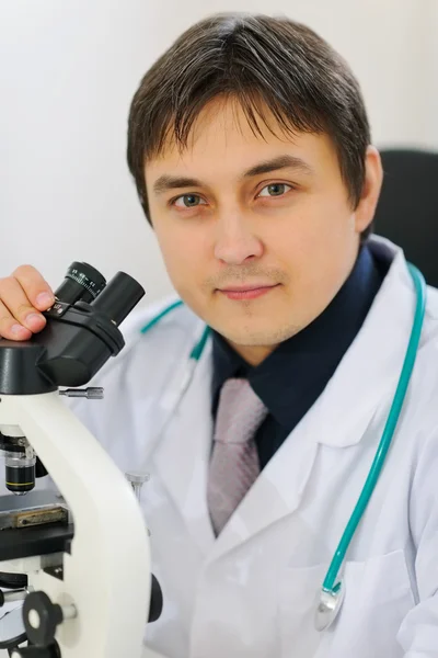 Retrato del investigador masculino que trabaja con microscopio —  Fotos de Stock