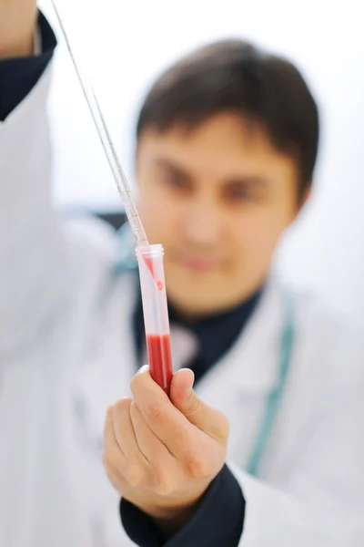 Working male researcher. Focus on pipette pouring samples in tes — Stock Photo, Image
