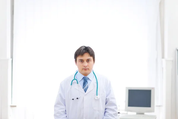 Portret lekarza w urzędzie — Zdjęcie stockowe