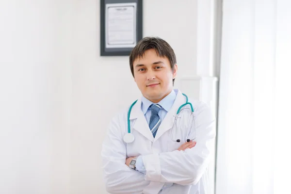 Retrato de médico no armário — Fotografia de Stock