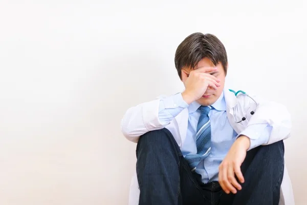 Médico frustrado sentado en el suelo —  Fotos de Stock