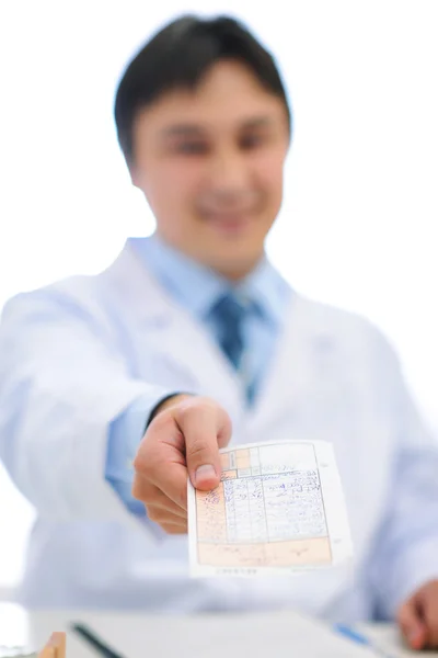 Крупный план на руках врача с рецептом — стоковое фото
