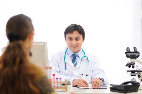 Médico falando com paciente no escritório — Fotografia de Stock