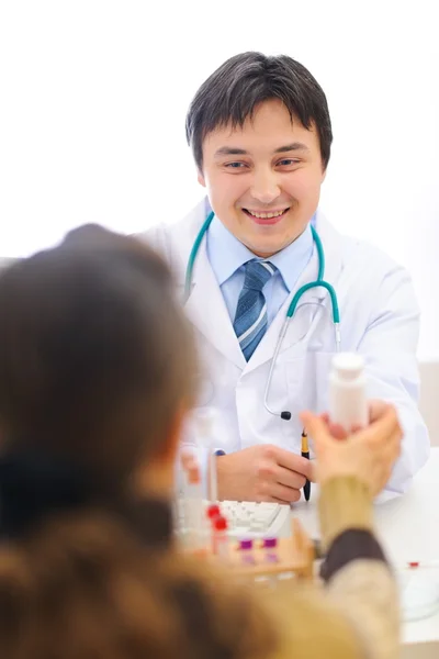 医師が患者に薬を与えること笑みを浮かべてください。 — ストック写真