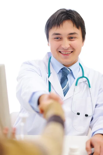 Sonriente médico sacudiendo la mano de los pacientes — Foto de Stock