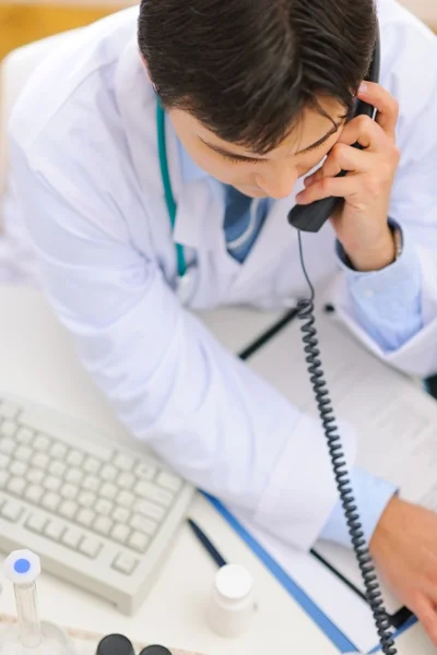 Médico marcando el número de teléfono. Vista superior —  Fotos de Stock