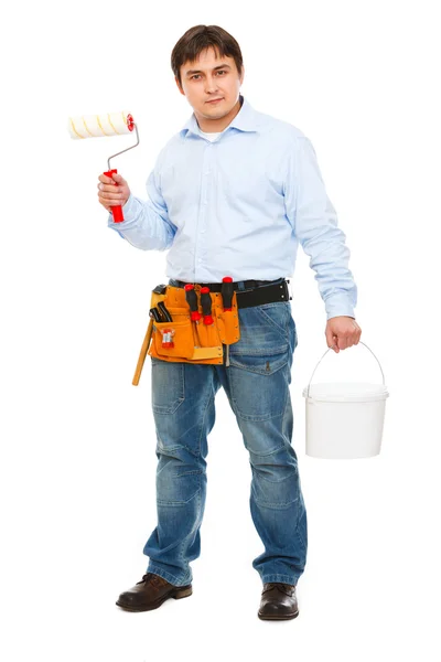 Trabalhador da construção com balde e pincel de pintura — Fotografia de Stock