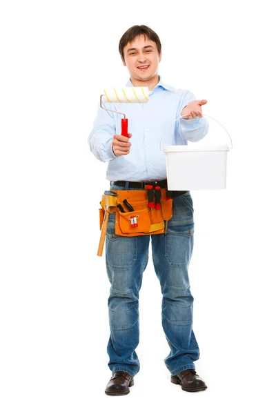 Trabajador de la construcción dando cubo y pincel — Foto de Stock