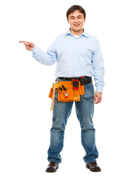Ganzes Porträt eines Bauarbeiters, der auf die Seite zeigt — Stockfoto