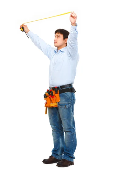 Retrato de comprimento total do trabalhador da construção que mede com régua — Fotografia de Stock