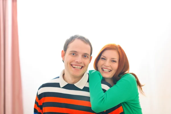 Porträt eines lächelnden jungen Paares — Stockfoto
