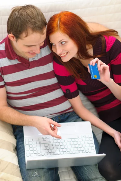 Junges Paar kauft im Internet ein — Stockfoto