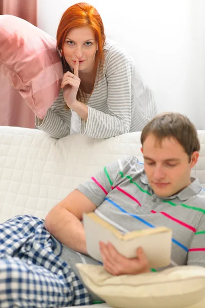 Chica pelirroja quiere empezar pelea de almohadas con su novio —  Fotos de Stock