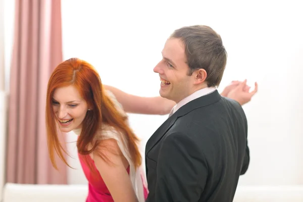 Formalmente vestido alegre casal se divertindo dançando — Fotografia de Stock