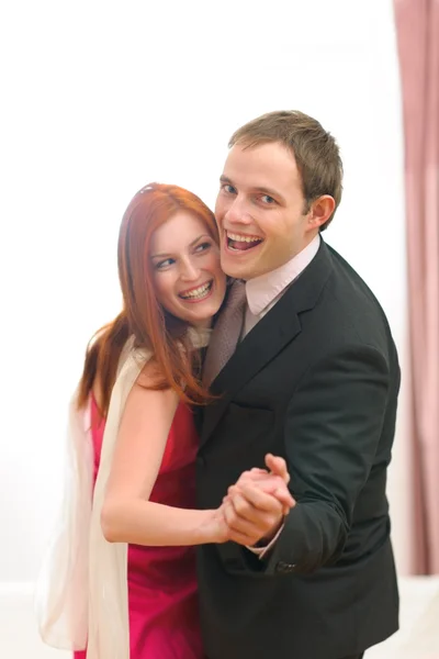 Формально одетые счастливая пара весело танцует — стоковое фото