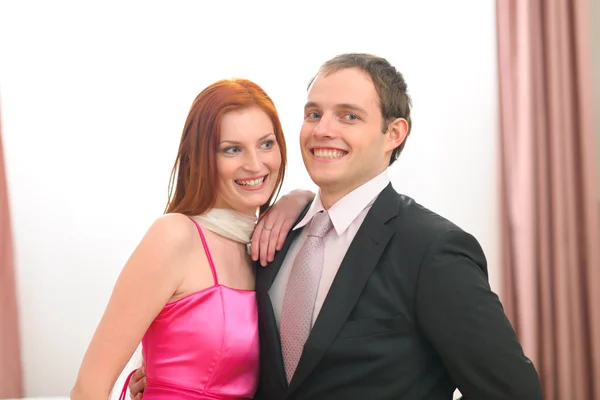 Retratos de formalmente vestido jovem casal — Fotografia de Stock