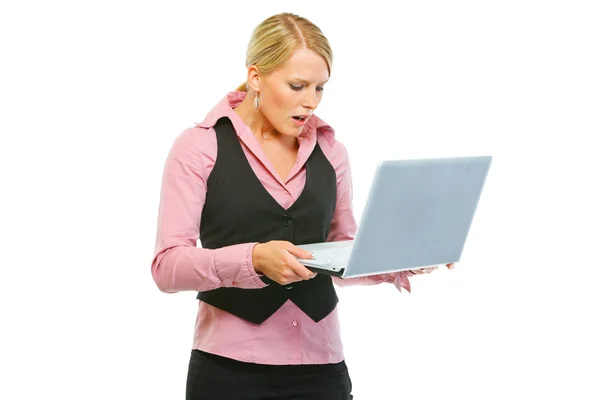 Femme surprise à la recherche dans un ordinateur portable — Photo