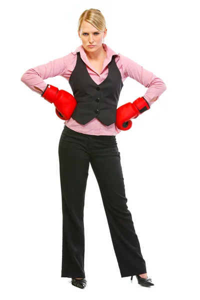 Full längd porträtt av affärskvinna i boxning handskar — Stockfoto