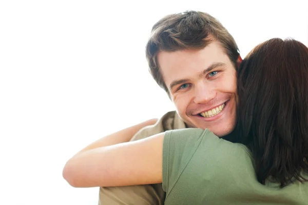 Glücklicher Kerl umarmt Freundin — Stockfoto