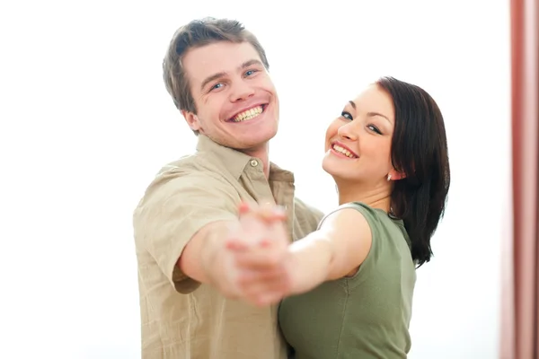 Sorrindo jovem casal dançando em casa — Fotografia de Stock