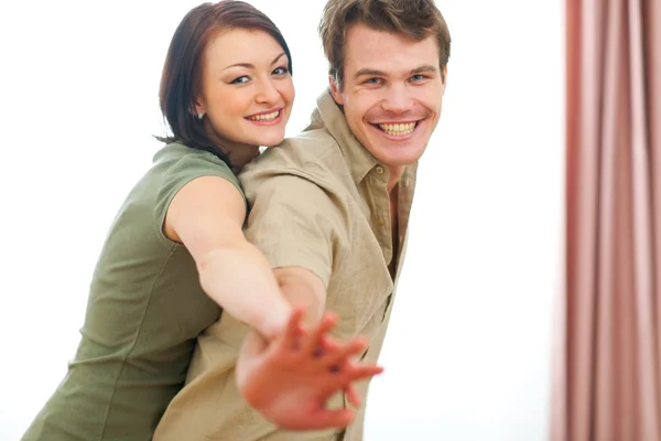 Sourire jeune couple s'amuser à la maison — Photo